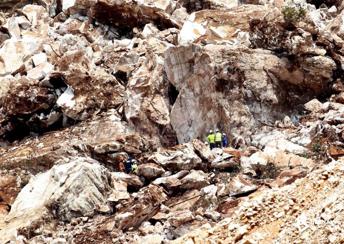 Runtuhan kuari : Bomba guna anjing pengesan cari dua mangsa tertimbus