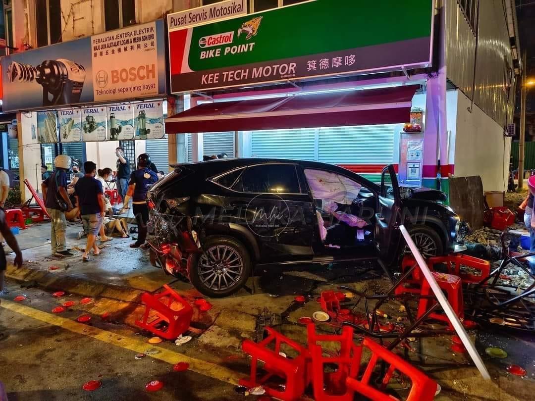 Tujuh cedera kereta rempuh kedai makan