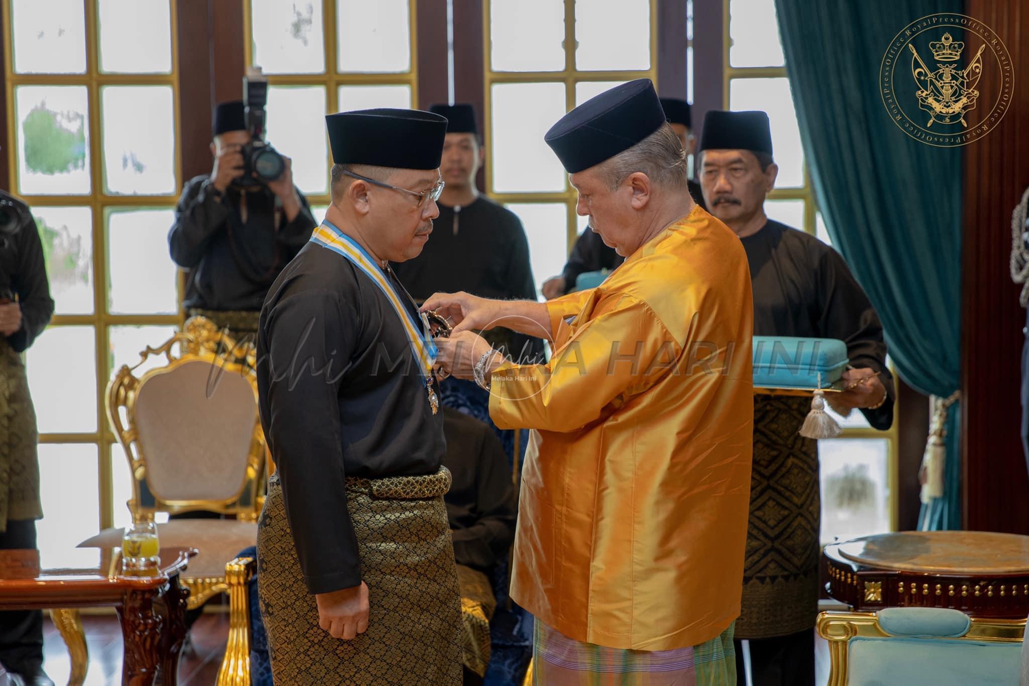 Sultan Johor kurnia DMIJ kepada empat individu