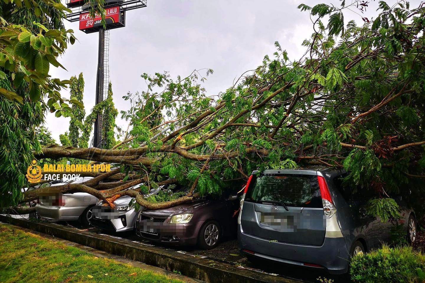 Kenderaan, khemah peniaga rosak akibat angin kuat di Ipoh