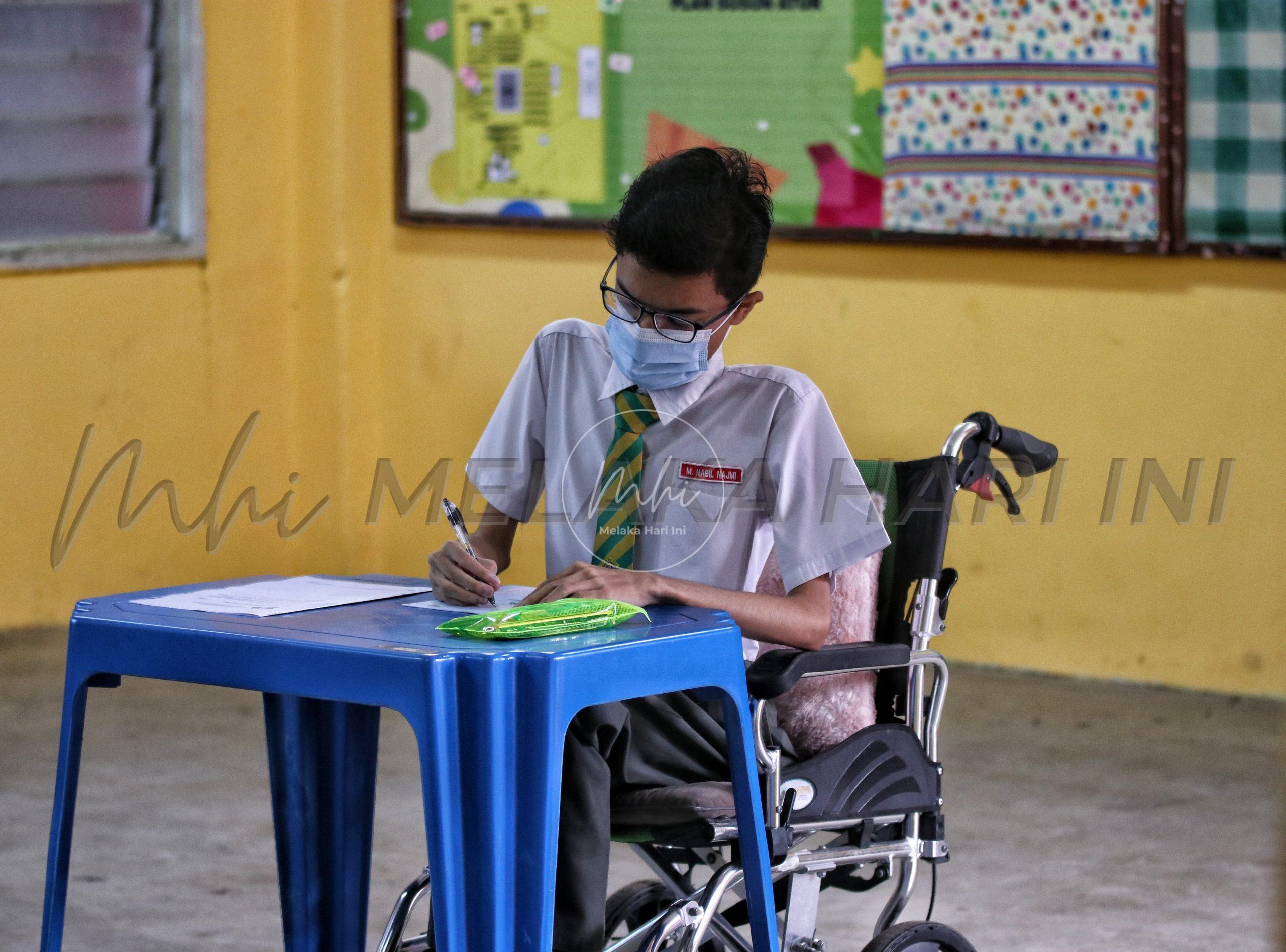 Pelajar berkerperluan khas antara calon duduki SPM hari ini