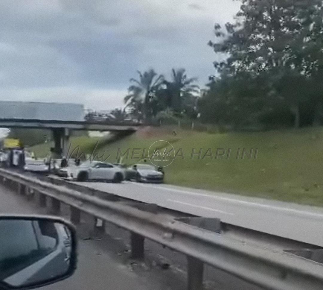 Polis siasat kereta mewah halang lalu lintas