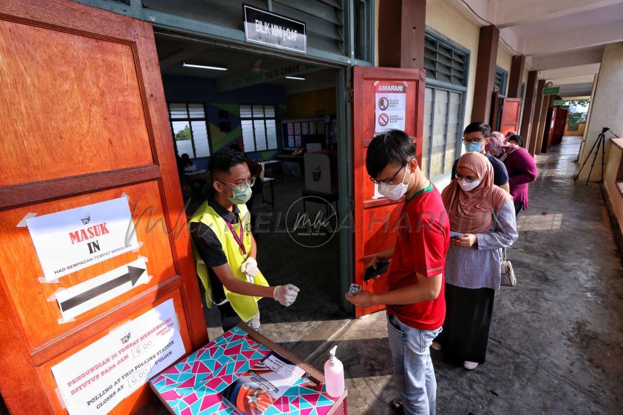 PRN Johor: Ramai keluar awal untuk mengundi