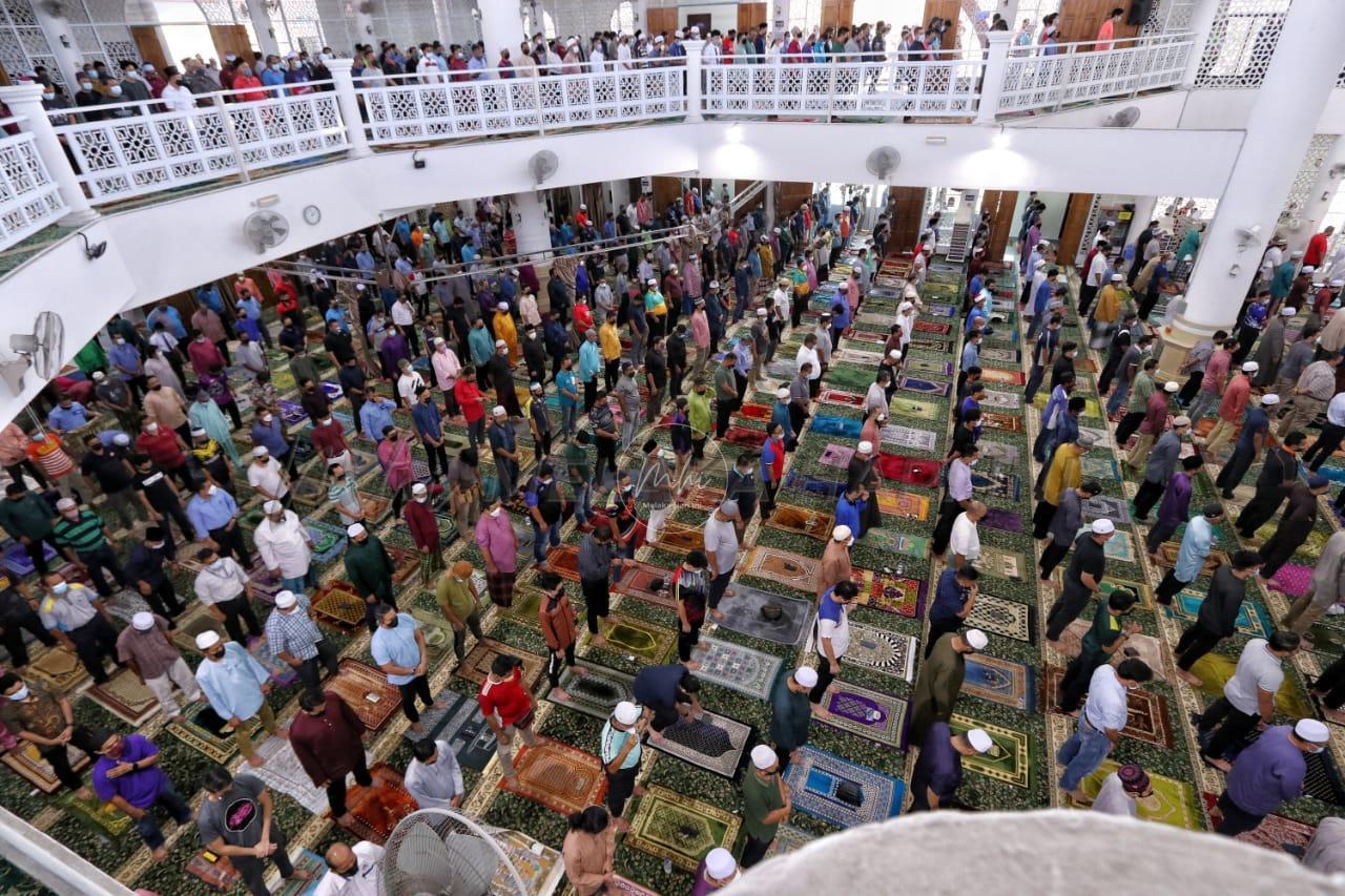 SOP solat jarak satu sejadah di surau dan masjid di Melaka bermula 1 April – Sulaiman