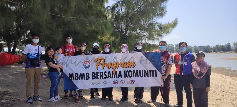 Pelajar IPT kutip 10kg bekas makanan di Pantai Klebang