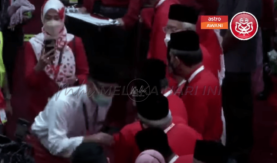 Allahyarham Abu Zahar terima Anugerah Tokoh UMNO