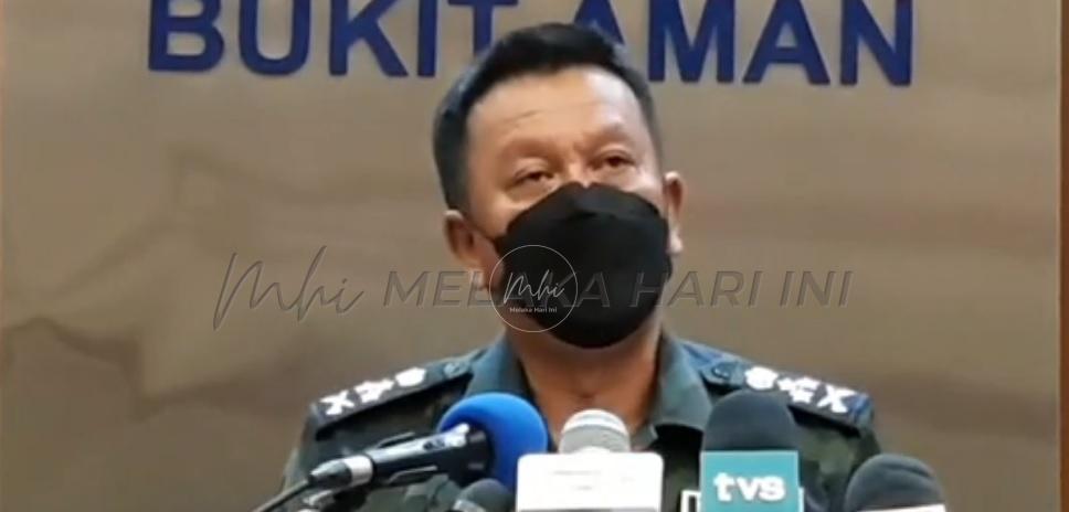 Pengarah KDNKA dahului penerima darjah, pingat polis daripada Agong