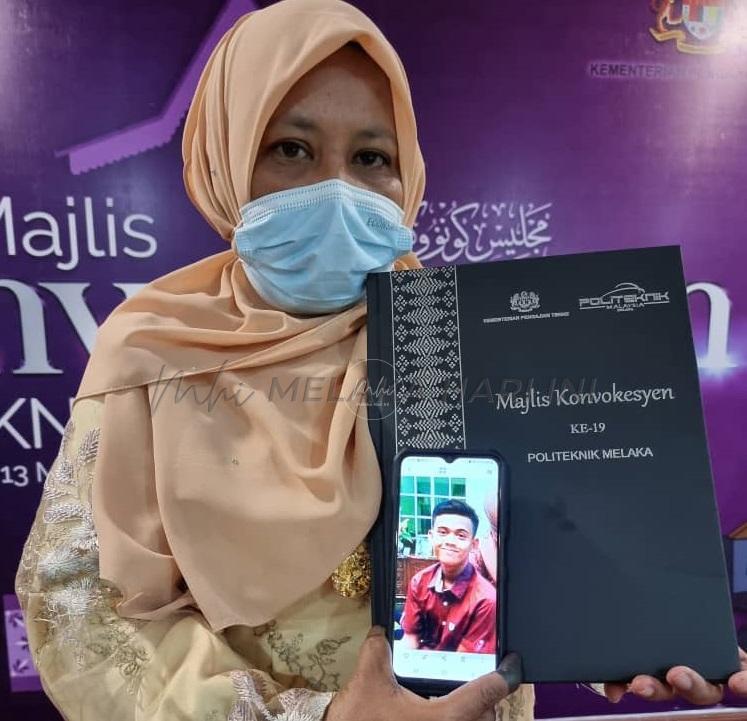 Ibu sebak terima diploma, ‘hadiah’ terakhir anak