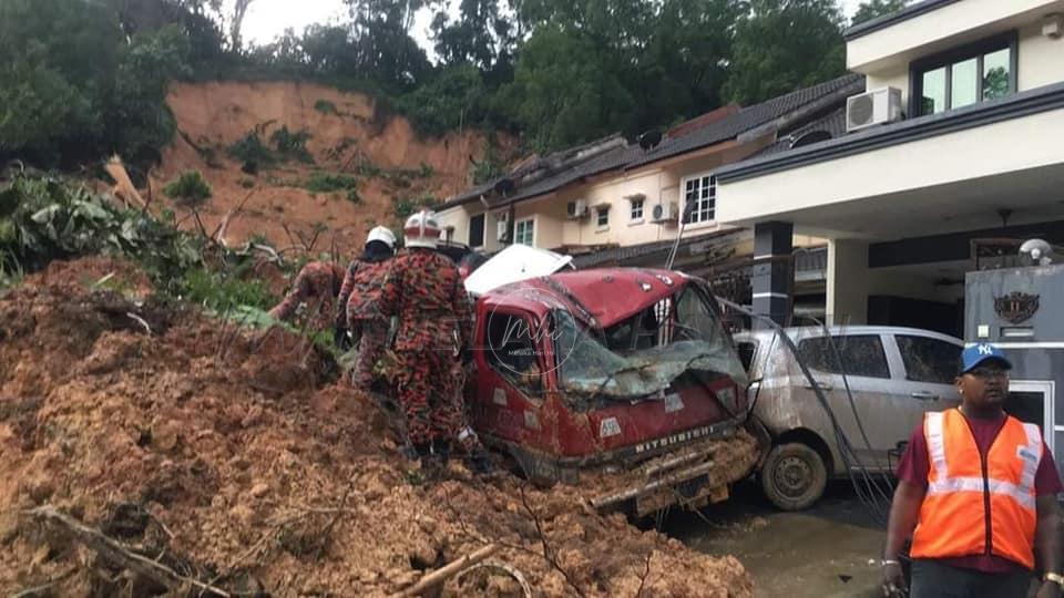 Tiga dikhuatiri tertimbus tanah runtuh di Ampang