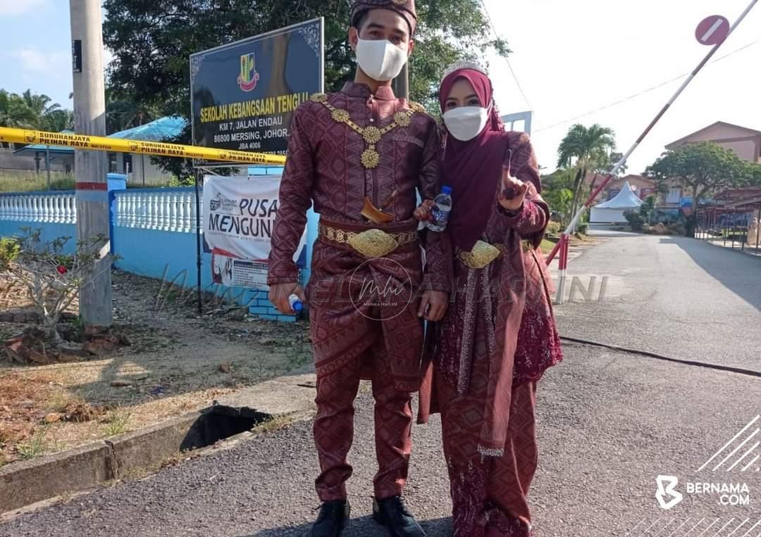 Pengantin datang mengundi tarik perhatian ramai