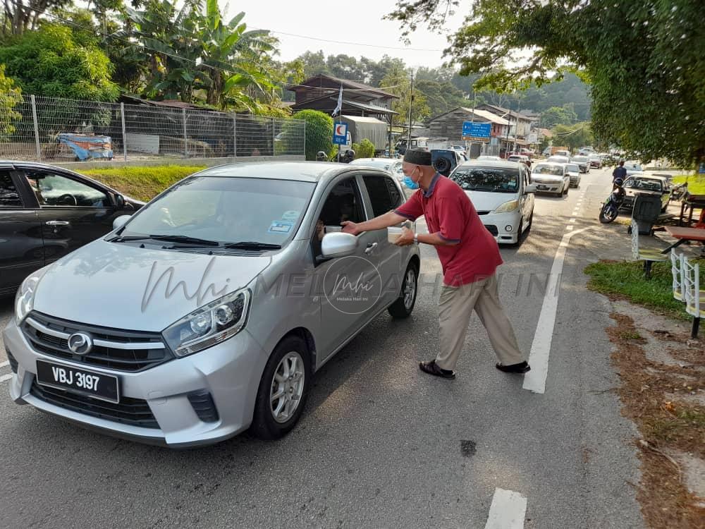 Bekas guru infak 4,000 bubur lambuk untuk arwah isteri