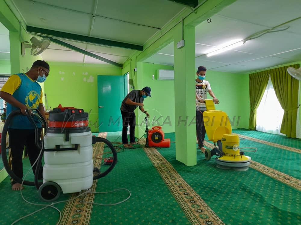 Amal jariah bersihkan masjid pada Ramadan