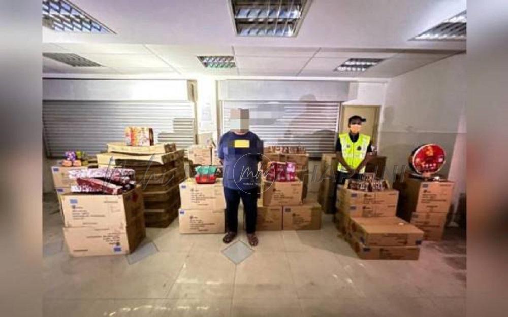 Polis Marin rampas mercun, bunga api bernilai RM83,000