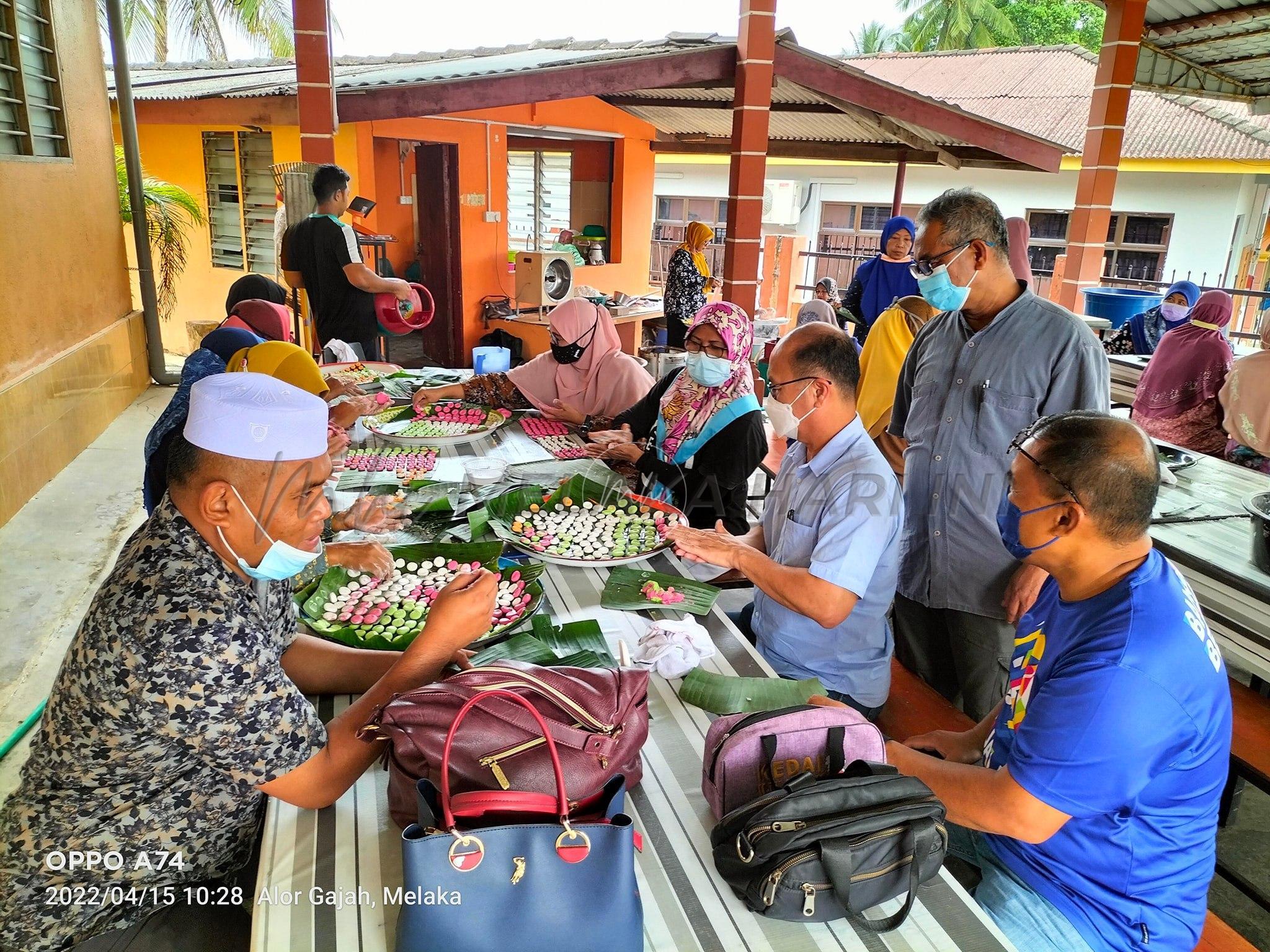 DUN Machap Jaya: Hee Sem teruja belajar buat kuih puteri mandi