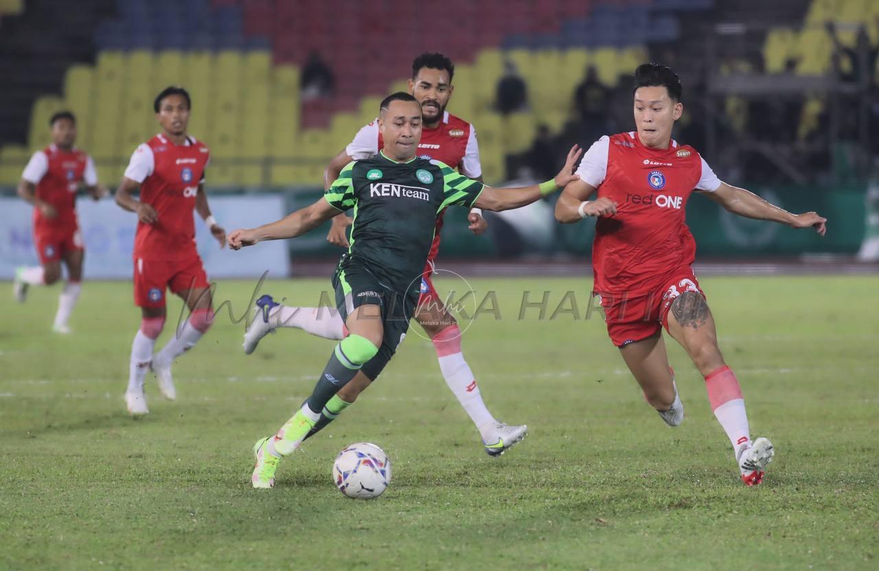 Melaka kecundang di laman sendiri