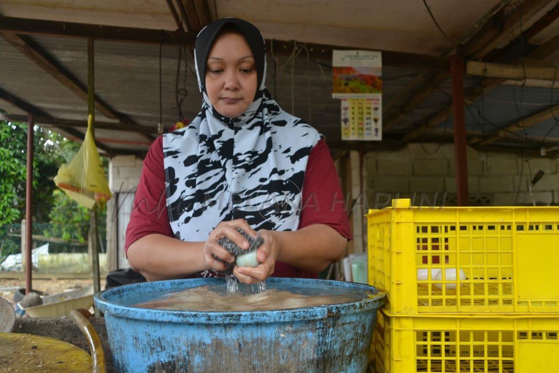 ‘Alhamdulillah, permintaan telur asin meningkat Ramadan kali ini’