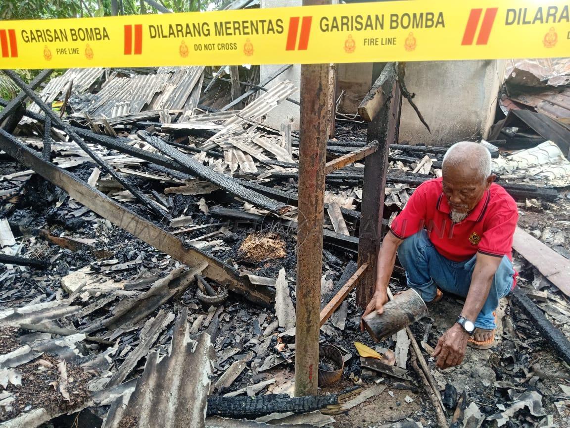 Warga emas sehelai sepinggang, pondok terbakar