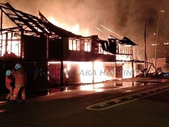 Lapan jam bermandi peluh padam 10 rumah kedai terbakar