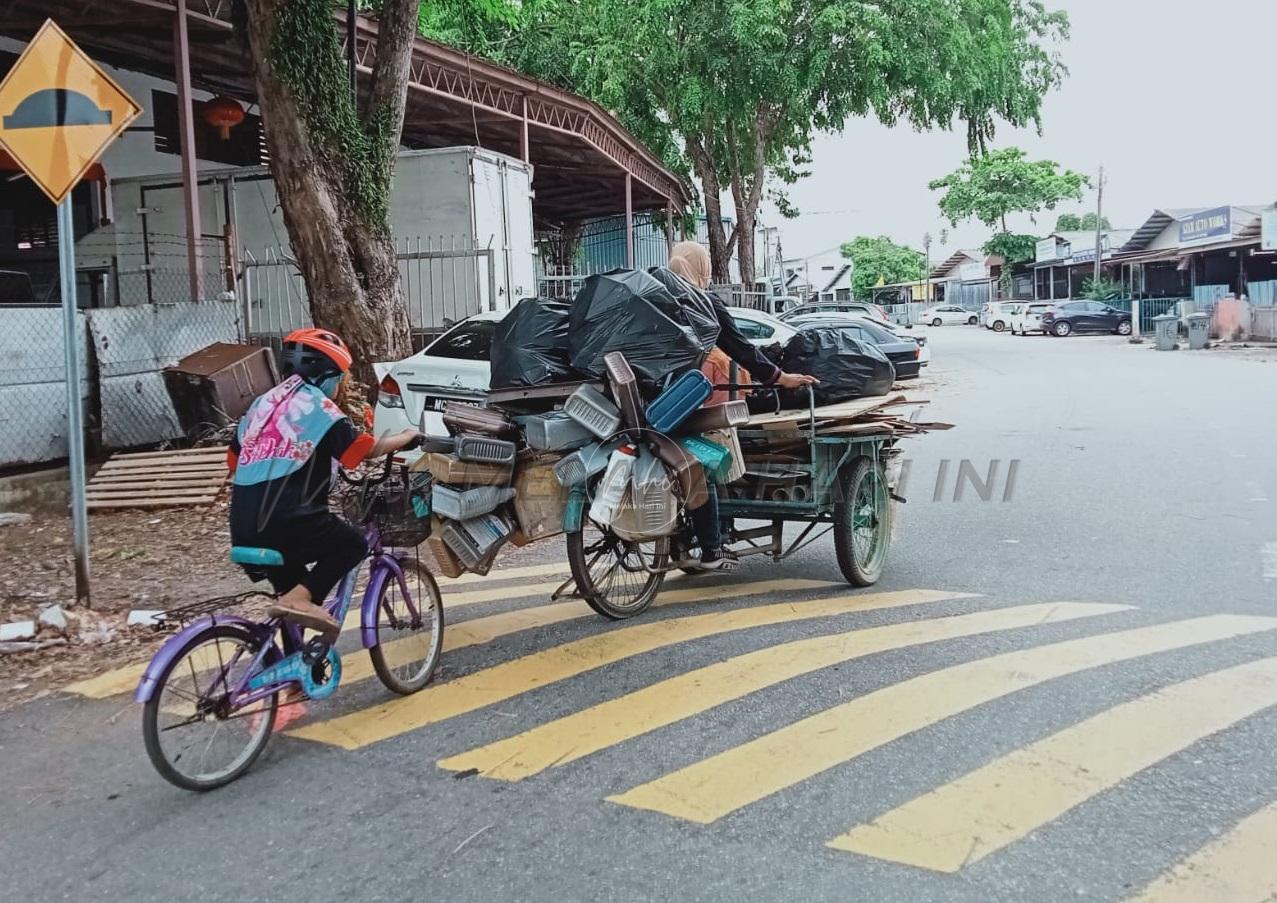 Ibu tunggal, dua anak berpanas kutip kotak demi sesuap nasi