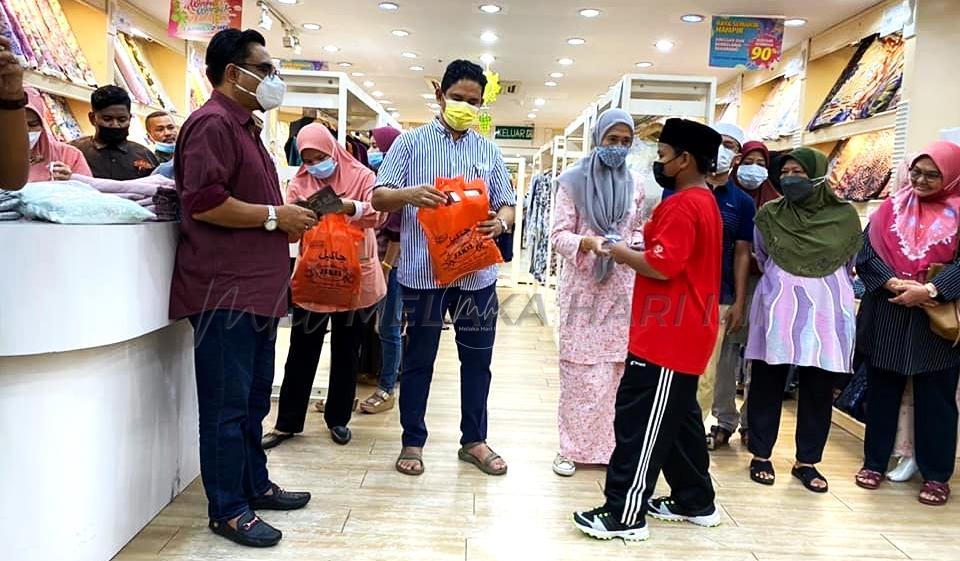 Dira beli baju raya untuk anak-anak yatim