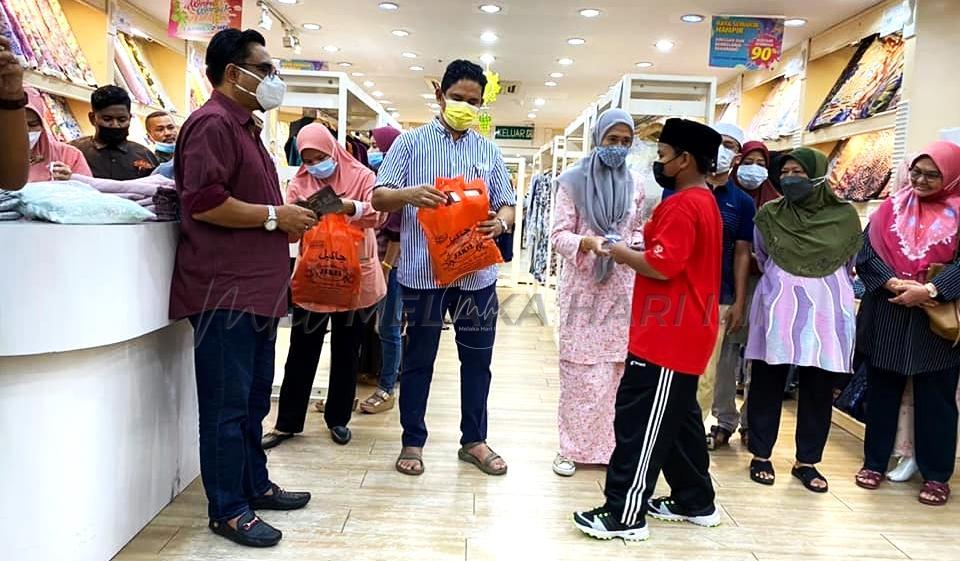 DUN Rim: Dira beli baju raya untuk anak-anak yatim