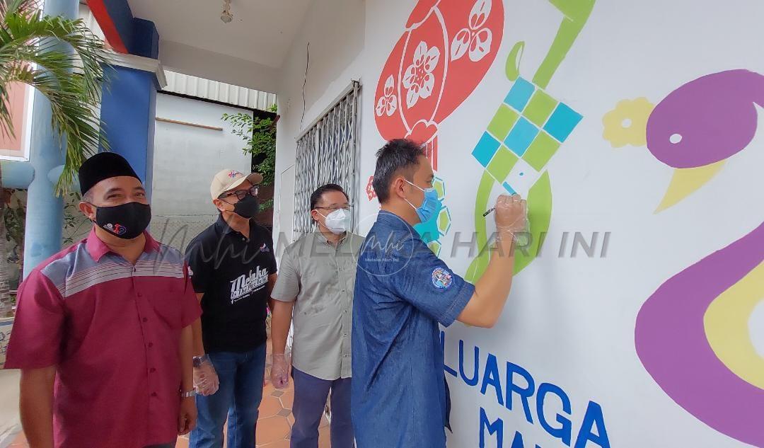 Lukisan mural ‘Keluarga Malaysia’ hiasi bangunan lama di Banda Hilir