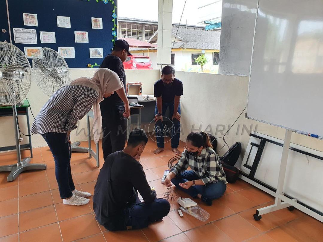 ‘Hero’ UTeM bantu pasang capaian internet di sekolah luar bandar