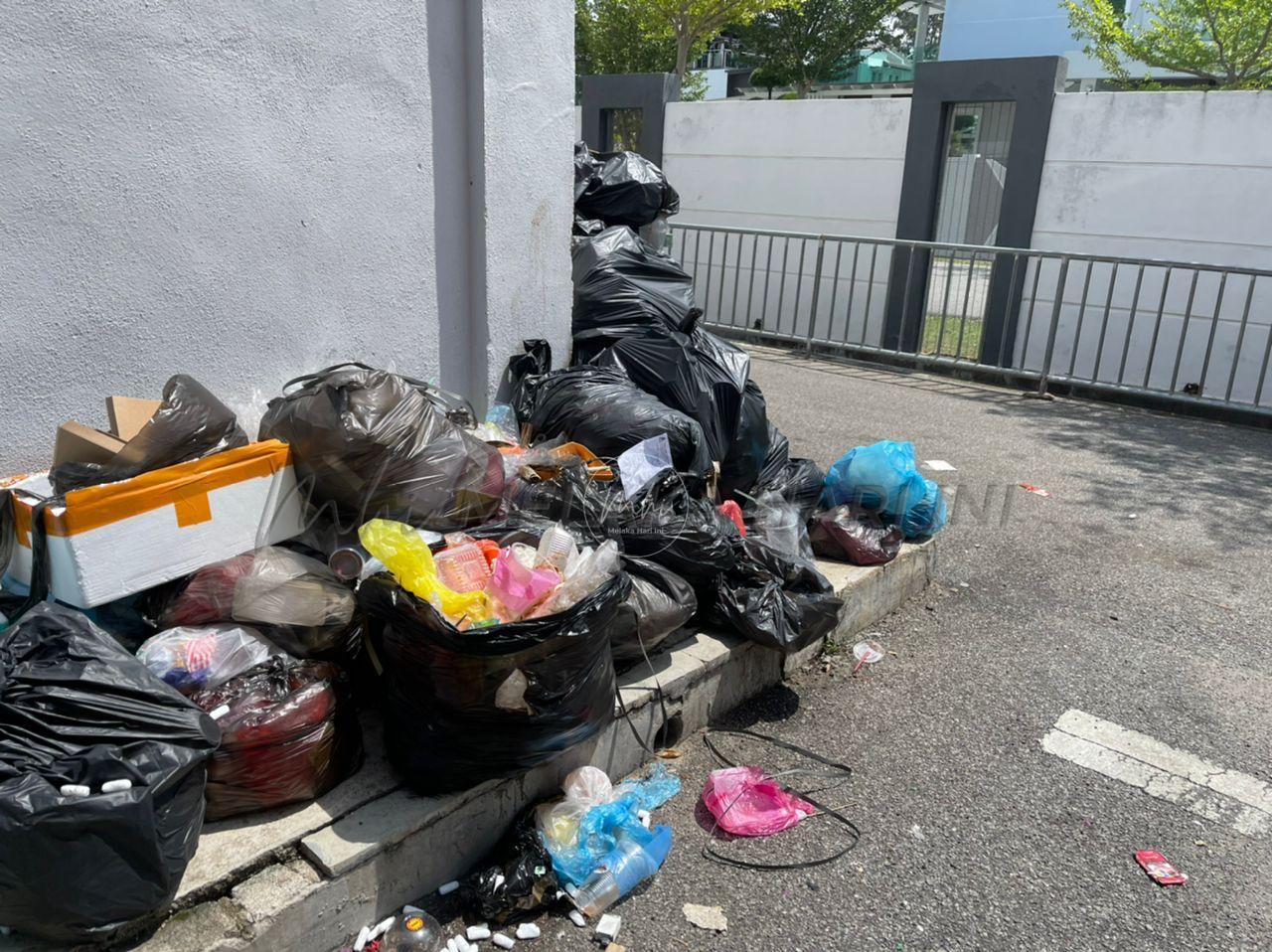 Ruang legar kedai, pejabat jadi tempat longgokan sampah