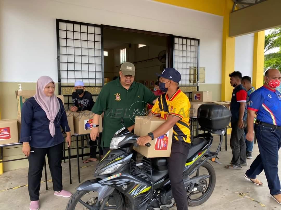 1,000 keluarga B40 Tanjung Bidara terima kit makanan pandu lalu