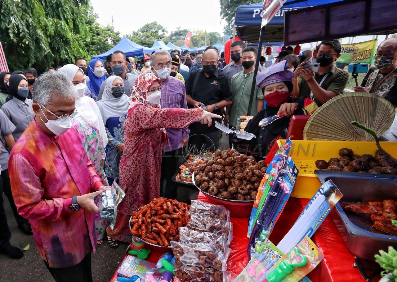 Agong, Raja Permaisuri beli juadah di bazar Ramadan Peringgit