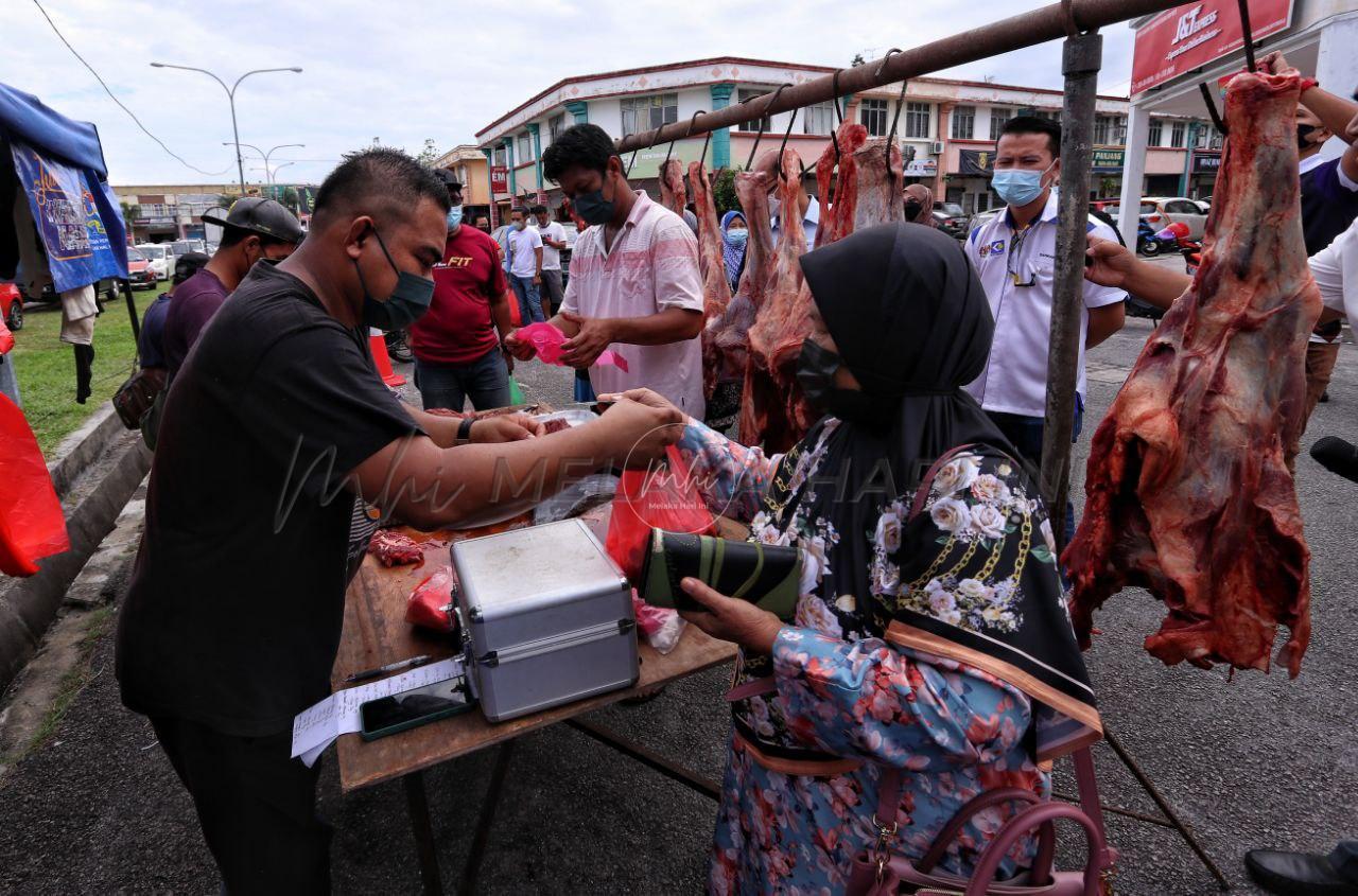 Hanya beberapa jam menjelang 1 Ramadan, orang ramai sibuk buat persiapan