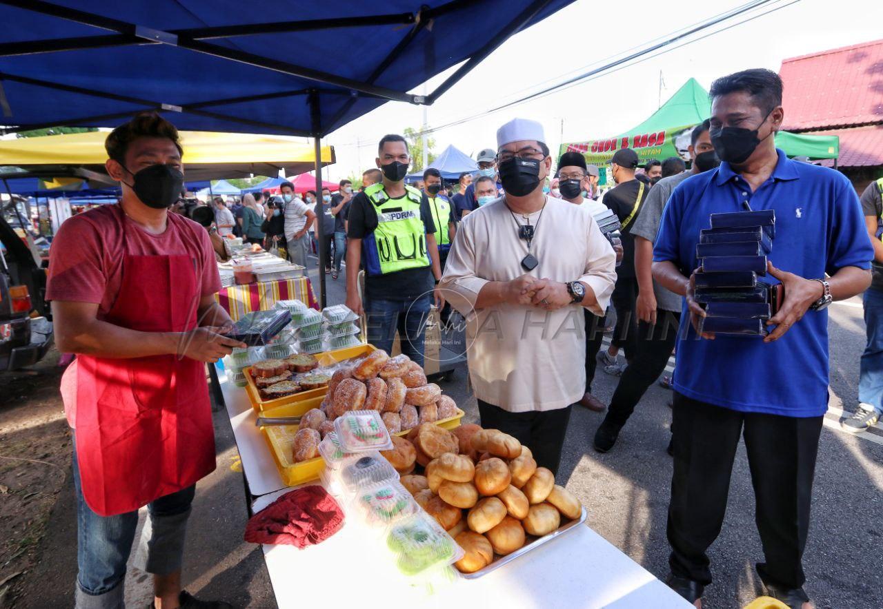 Sulaiman santuni peniaga Bazar Ramadan Peringgit
