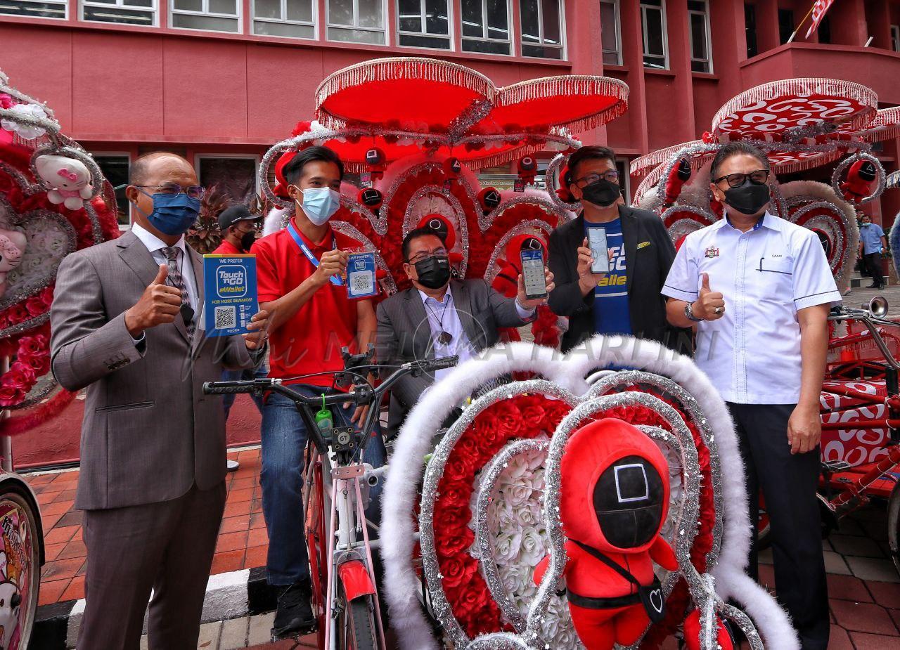 ‘Aplikasi e-wallet elak boros berbelanja’ – pengayuh beca