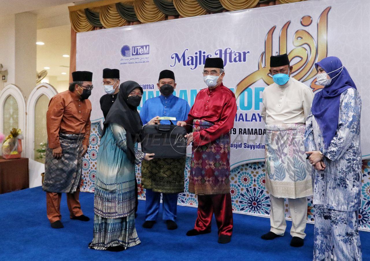 Tun Mohd Ali berbuka puasa bersama warga UTeM