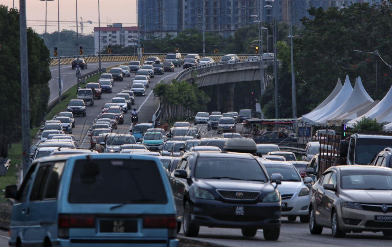 Trafik di lebuh raya, jalan-jalan utama semakin sesak