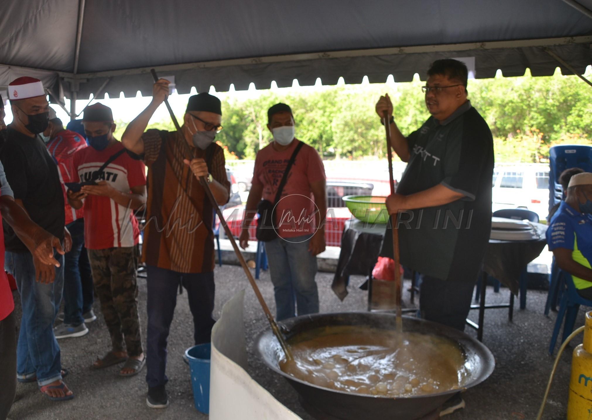 Berlaga centong kacau bubur lambuk dan dodol di Tanjung Bidara