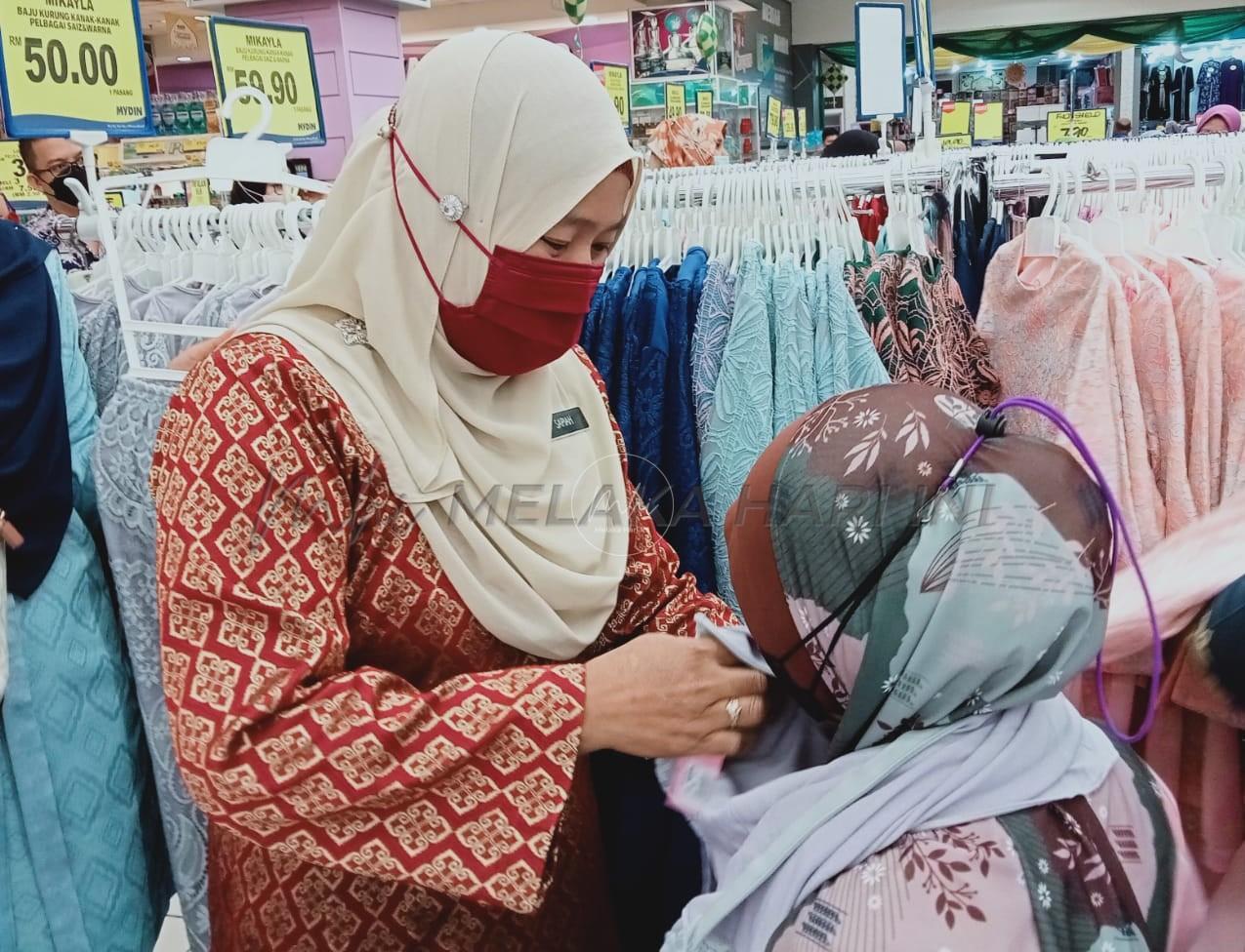 Majlis Perbandaran Jasin belanja anak-anak yatim dan OKU pakaian raya