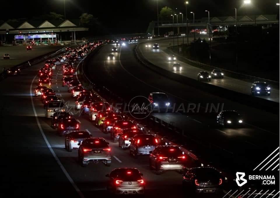 Trafik di lebuh raya utama masih sesak