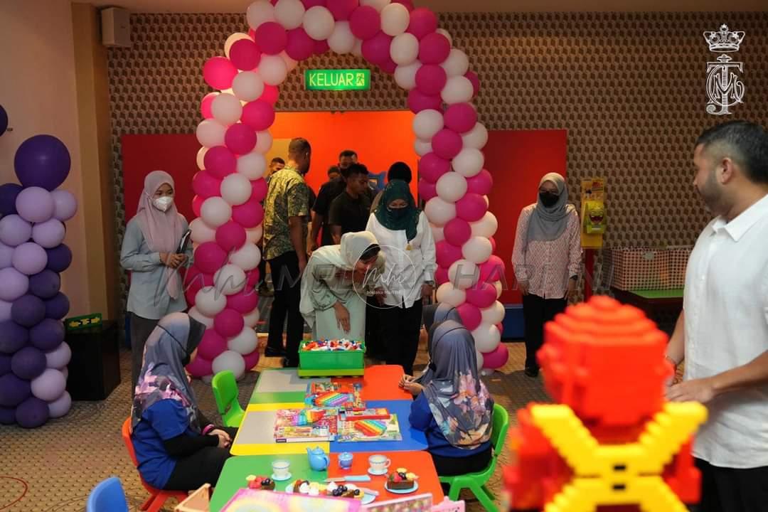 Tunku Ismail, Che’ Puan Besar Khaleeda berkenan santuni Bella di Legoland