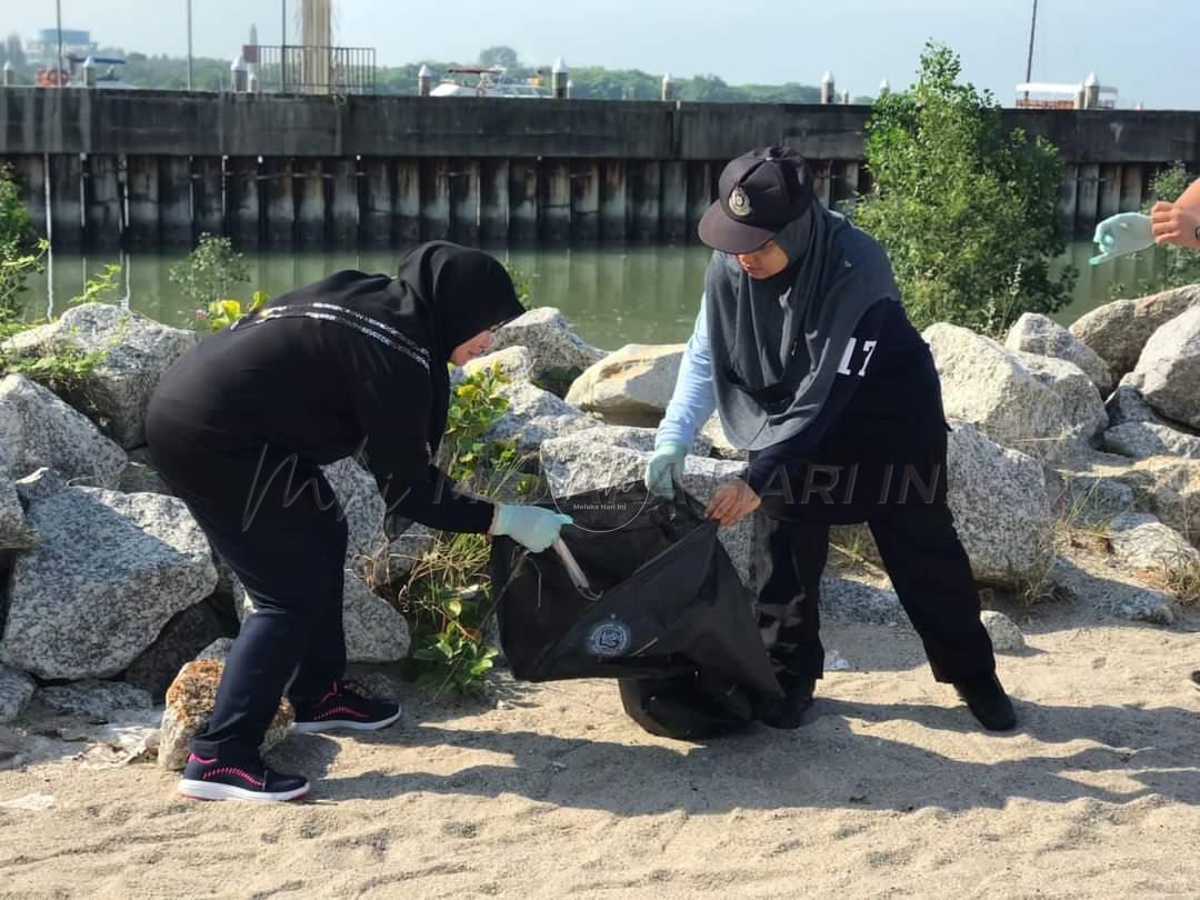 Kutip 45kg sampah di tapak tinggalan Eye On Malaysia