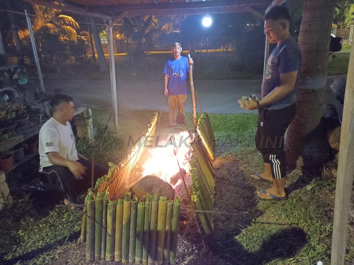 Aidilfitri: Peniaga lemang berjaga hingga ke pagi siapkan tempahan