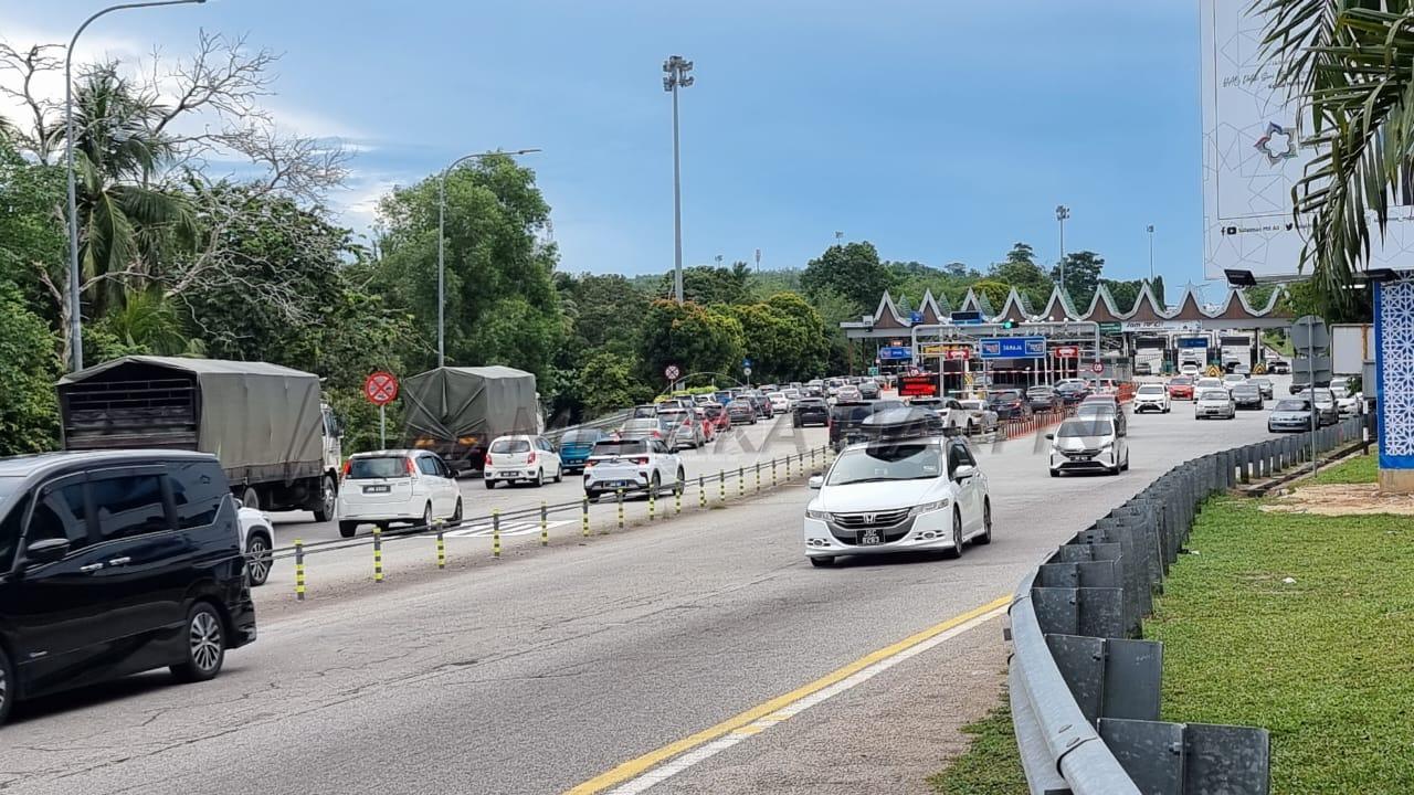 Aidilfitri: Trafik perlahan di pintu keluar Tol Ayer Keroh