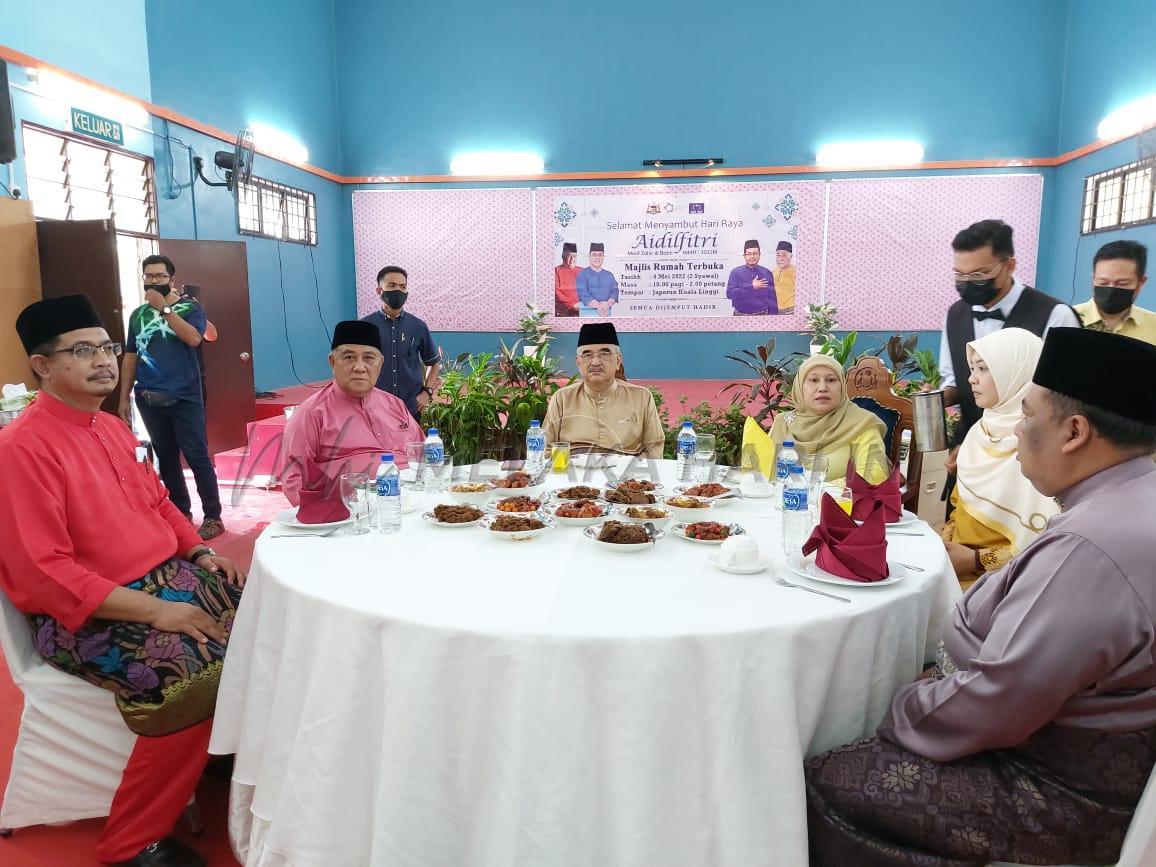 TYT dan isteri beraya bersama orang Kuala Linggi