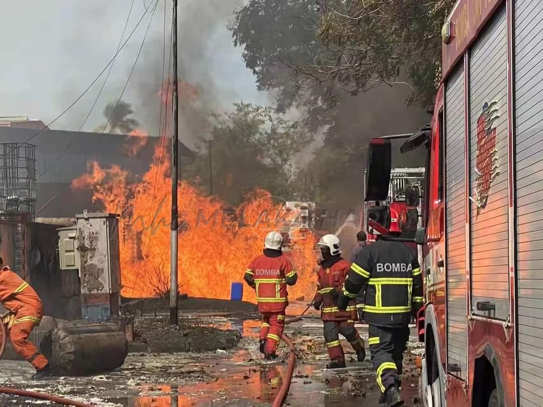 Lebih lapan jam bomba padan kebakaran gudang simpanan bahan kimia