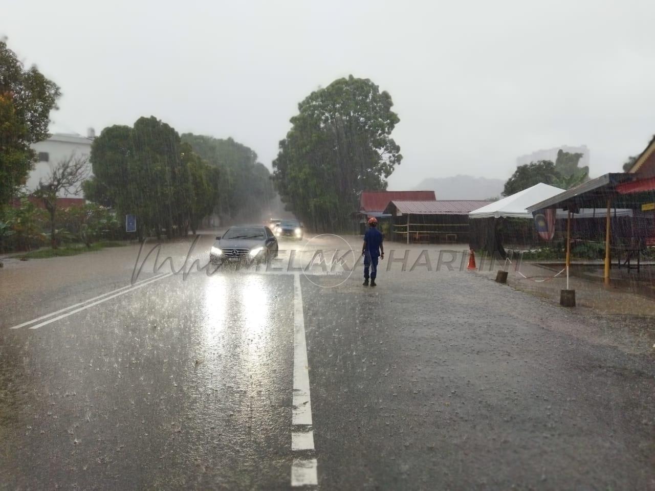 Banjir kilat landa beberapa kawasan di Melaka Tengah