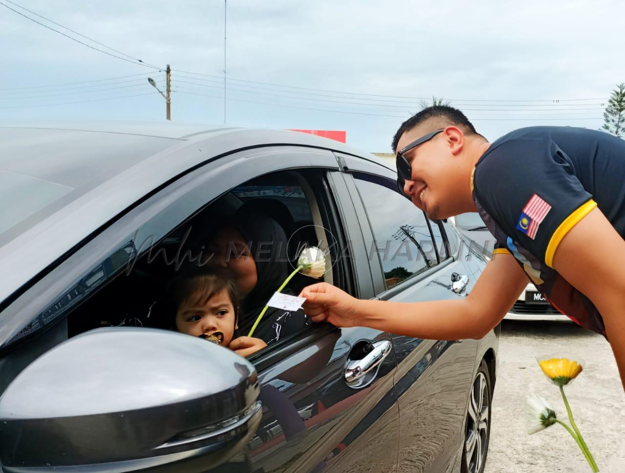 Muhamad Akmal hadiah 1,000 kuntum bunga buat para ibu