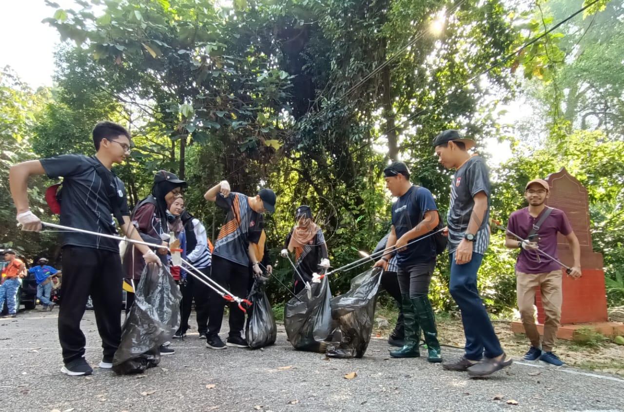 Sampah lampin pun tersangkut di atas pokok