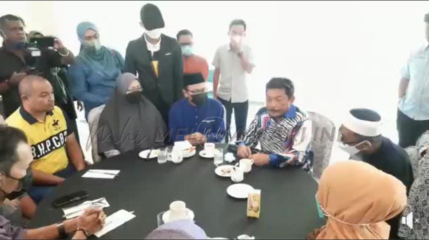 PM hulur sumbangan peribadi kepada keluarga tiga pelajar rentung dalam kemalangan