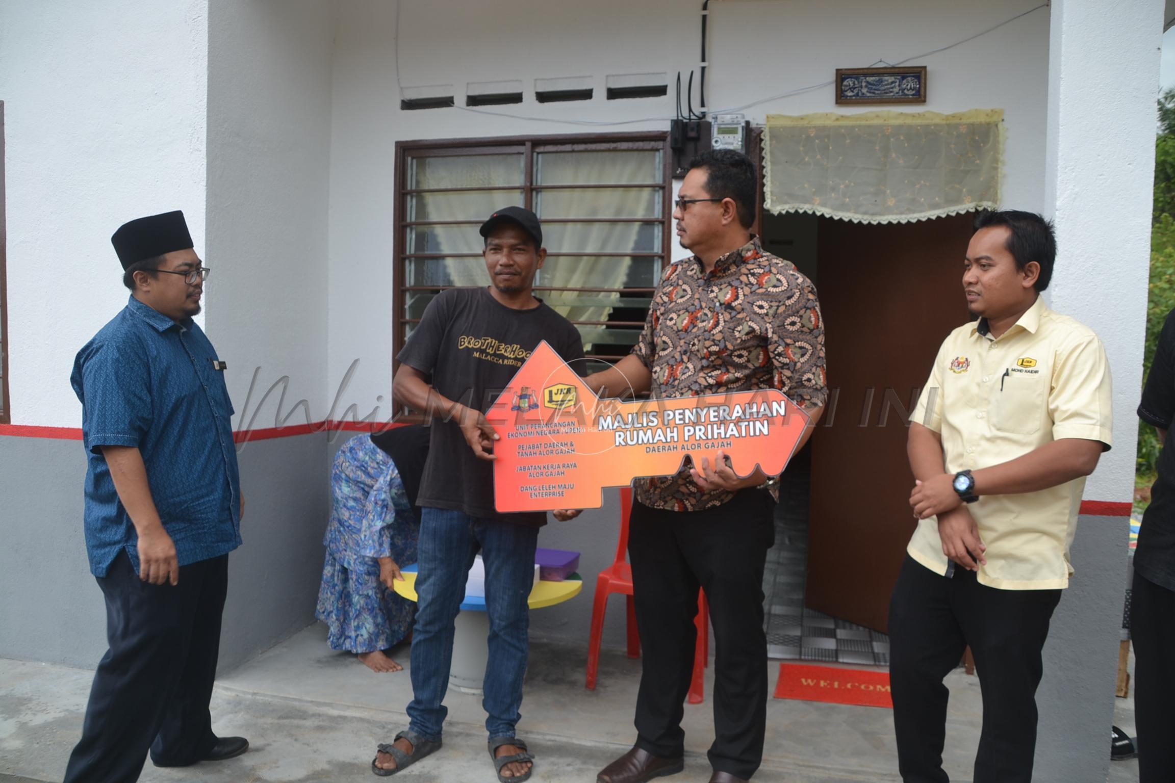 Dari rumah sewa sempit, tujuh beranak dapat rumah baharu lebih selesa