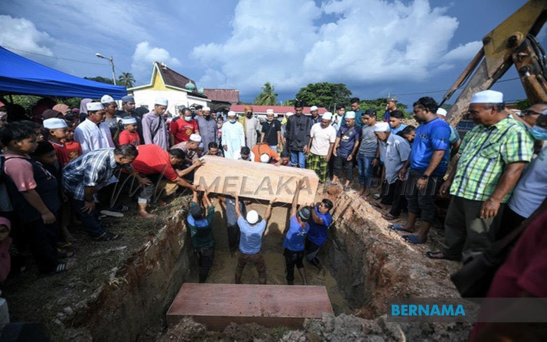 Kereta terjunam dalam sungai: Jenazah tiga beranak selamat dikebumikan